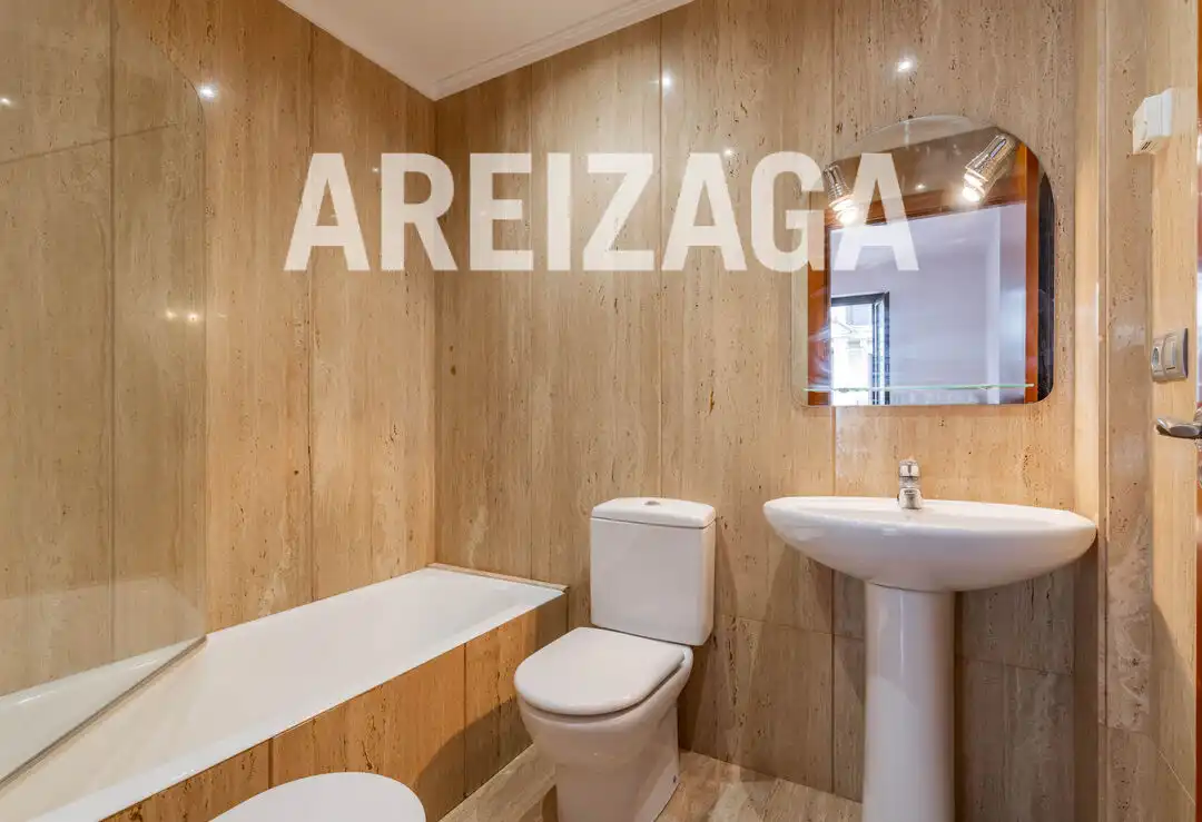 Bathroom of Flat for sale in Donostia - San Sebastián   with Heating and Balcony