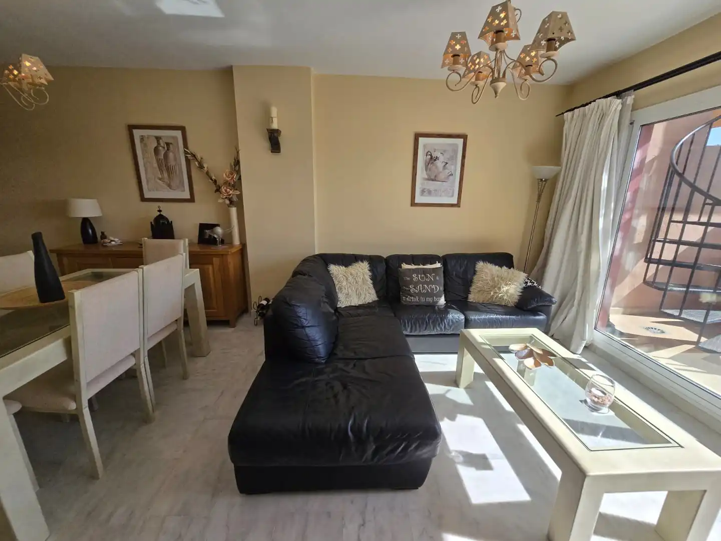 Sala d'estar de Àtic en venda en Marbella amb Aire condicionat, Terrassa i Traster