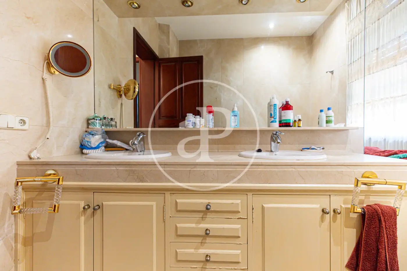 Houses for sale in Carrer de Victorio Luzuriaga, Sant Agustí
