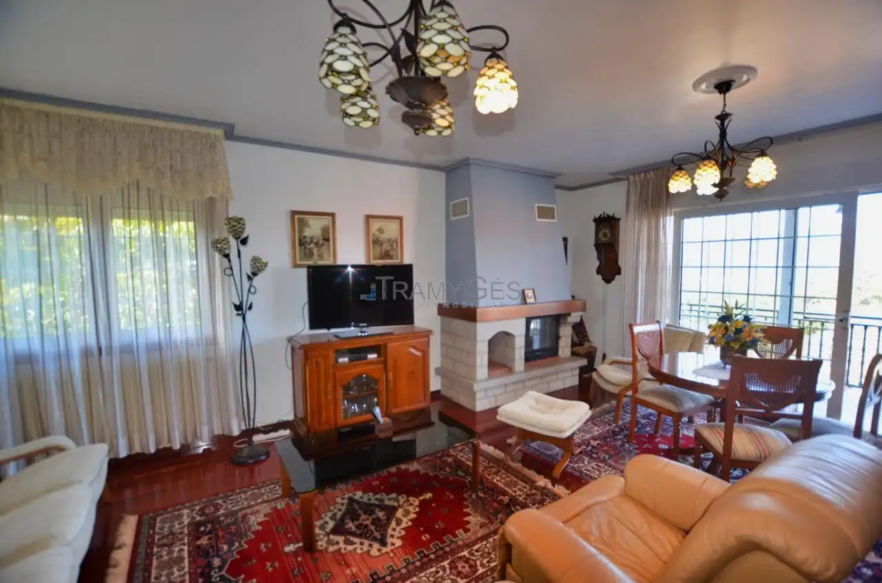 Sala d'estar de Casa o xalet en venda en Redondela amb Calefacció, Jardí privat i Terrassa