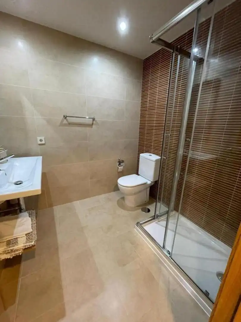 Badezimmer von Erdgeschoss zur Miete in Estepona mit Klimaanlage, Terrasse und Schwimmbad