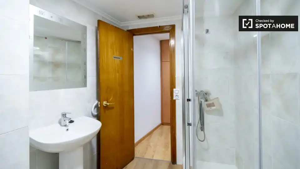 Baño de Piso de alquiler en Valencia con Aire acondicionado, Calefacción y Amueblado