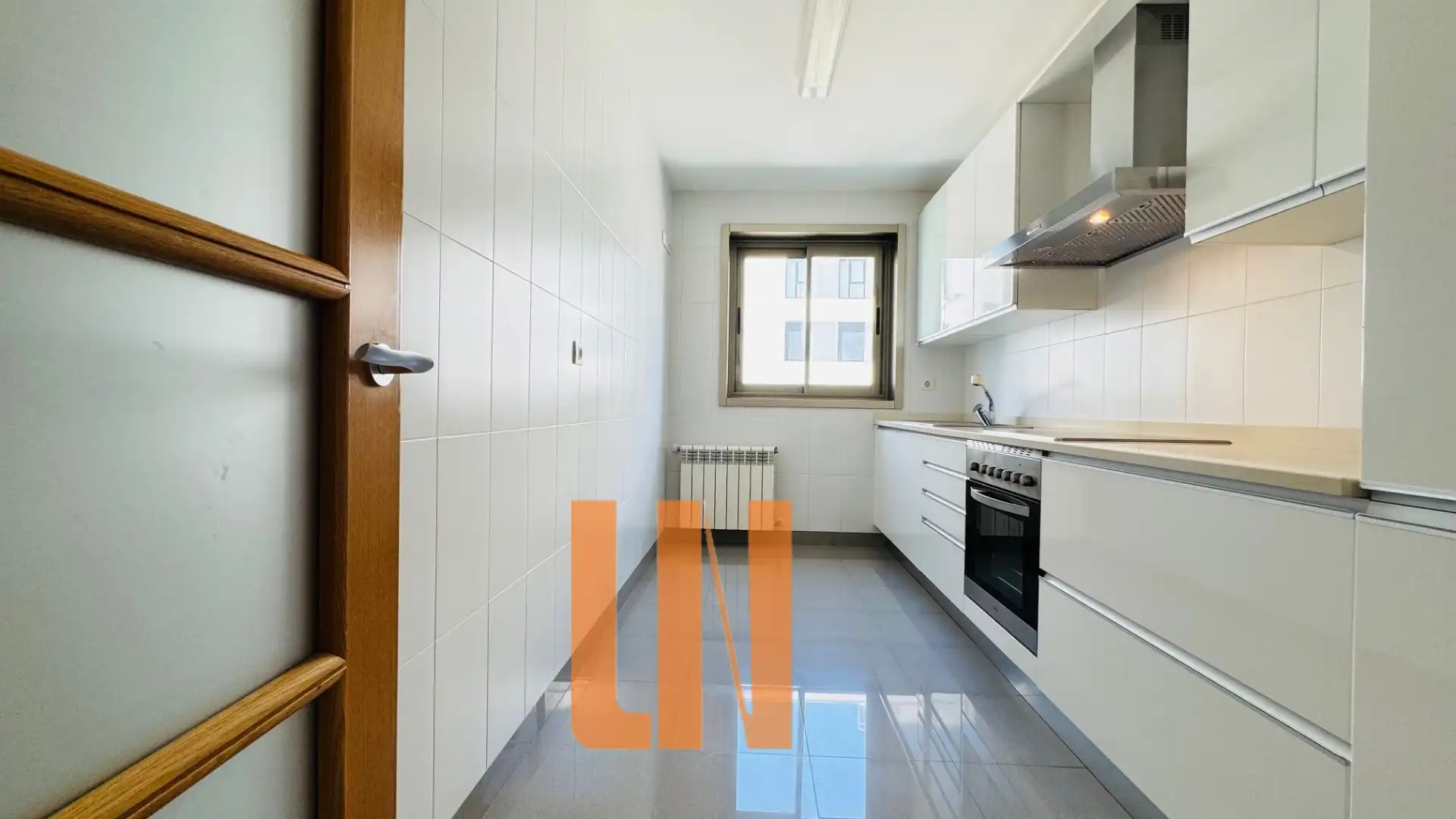 Küche von Wohnung zur Miete in A Coruña Capital  mit Heizung, Abstellraum und Ofen