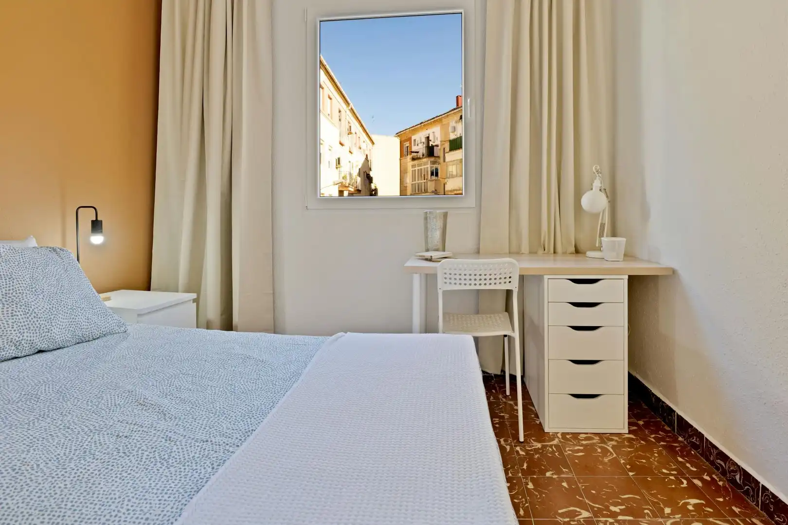 Schlafzimmer von Wohnung zur untervermieten in Valencia mit Möbliert, Waschmaschine und Fernseher