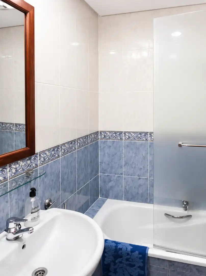 Baño de Piso de alquiler en Santander con Calefacción, Amueblado y Horno
