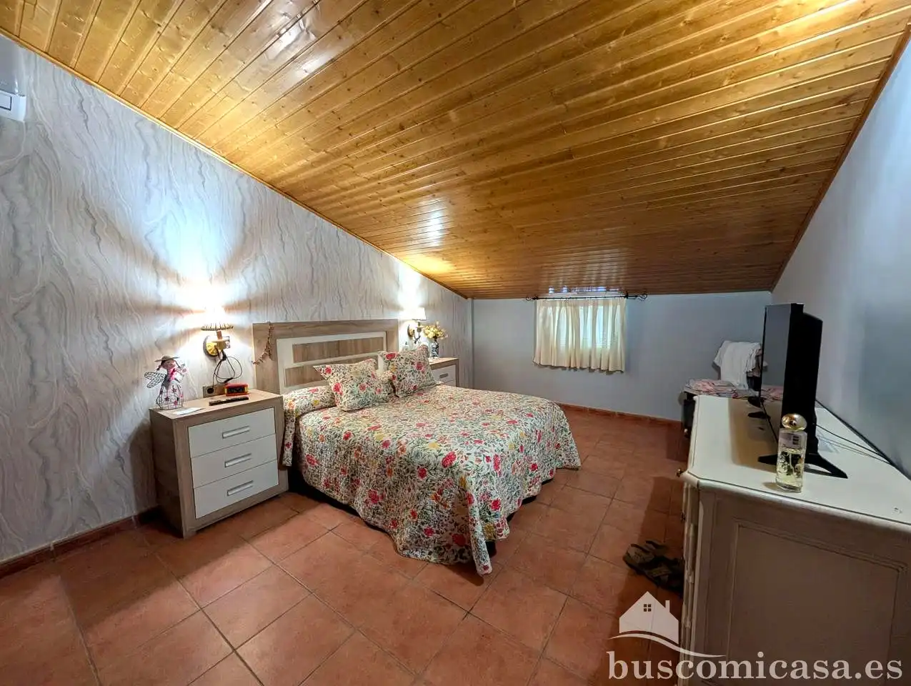 Dormitori de Finca rústica en venda en Linares amb Aire condicionat, Jardí privat i Traster