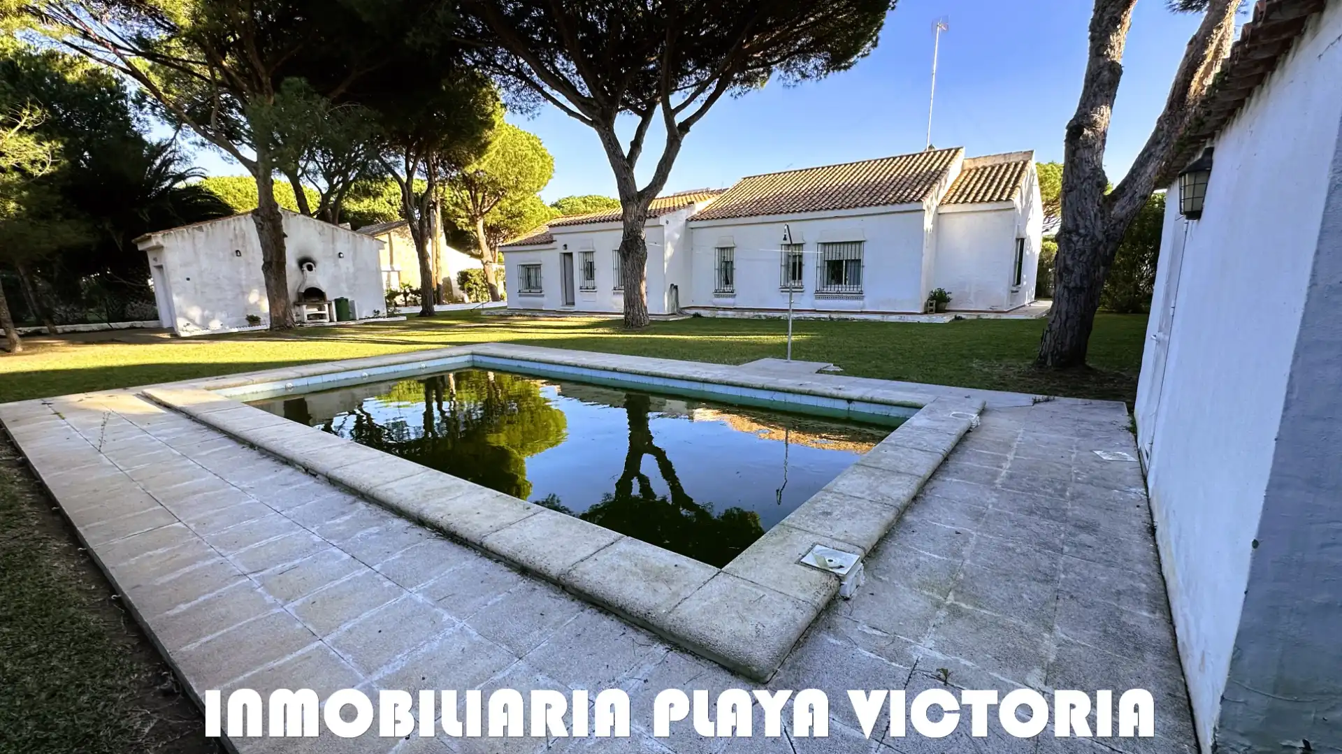 Vista exterior de Casa o chalet en venta en Conil de la Frontera con Aire acondicionado, Jardín privado y Piscina