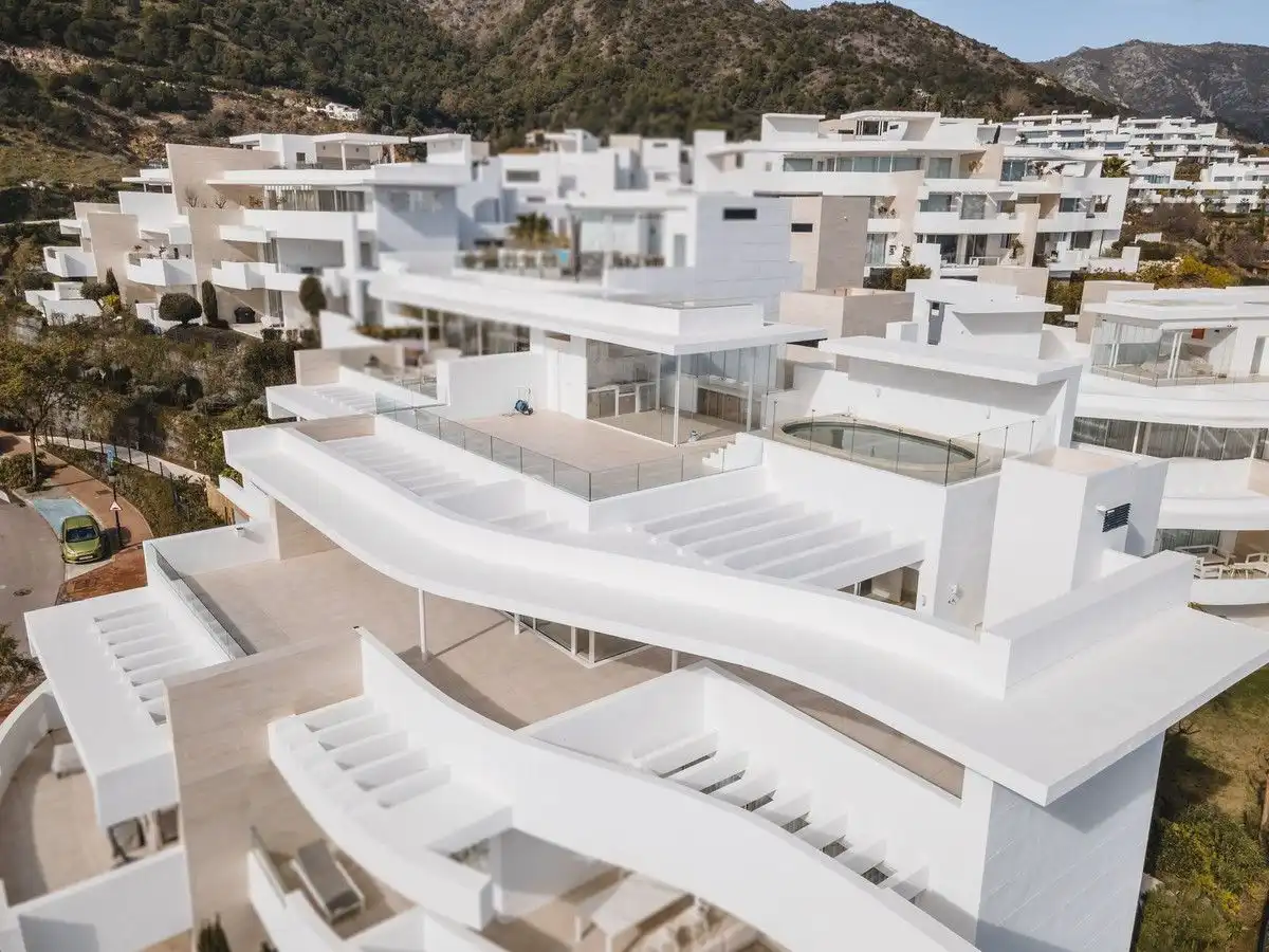 Vista exterior de Dúplex en venta en Marbella con Terraza y Piscina comunitaria