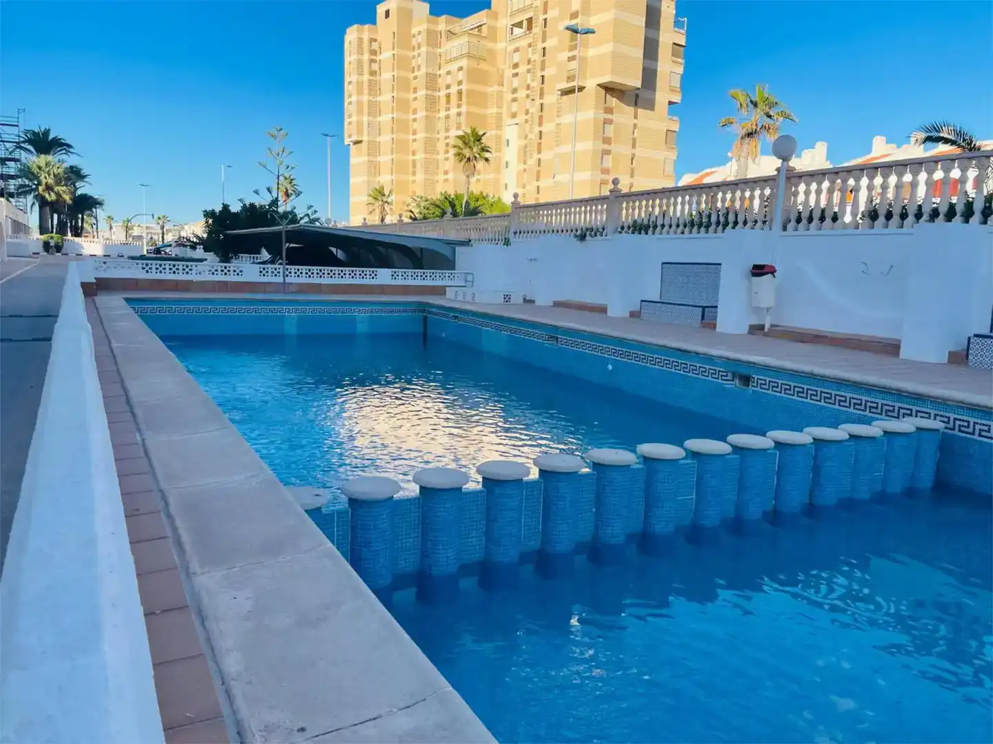 Piscina de Planta baixa de lloguer en La Manga del Mar Menor amb Aire condicionat, Jardí privat i Piscina
