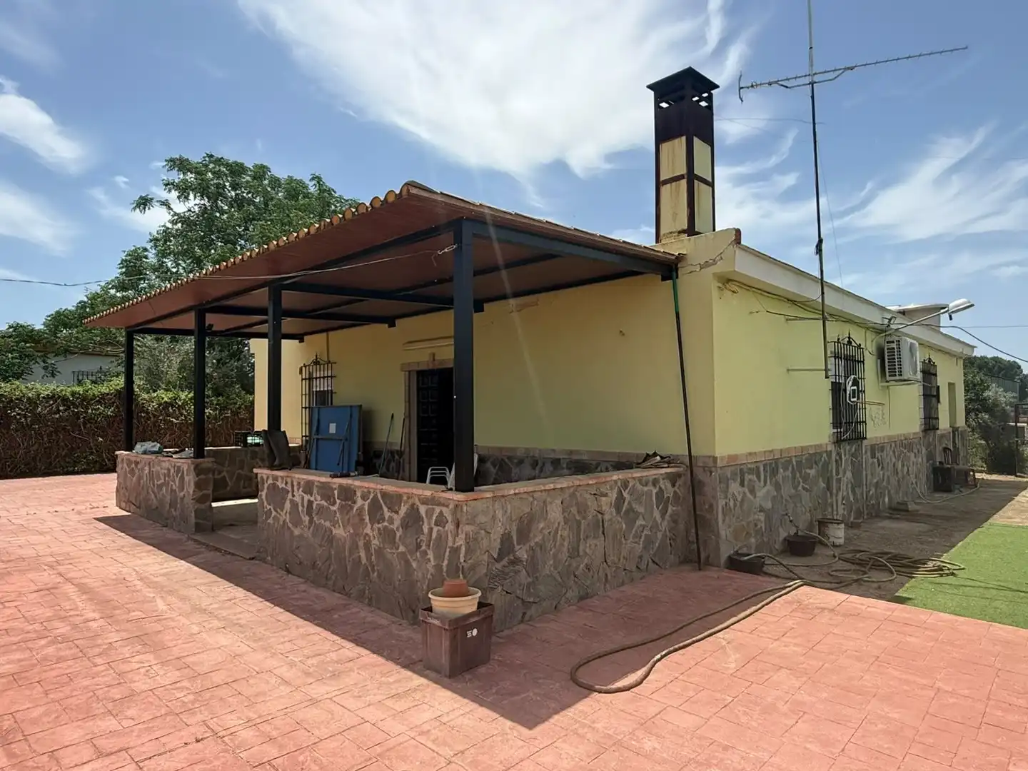Außenansicht von Country house zum Verkauf in Utrera mit Privatgarten, Terrasse und Schwimmbad
