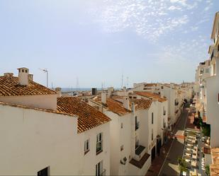 Vista exterior de Apartament en venda en Marbella amb Aire condicionat, Terrassa i Moblat