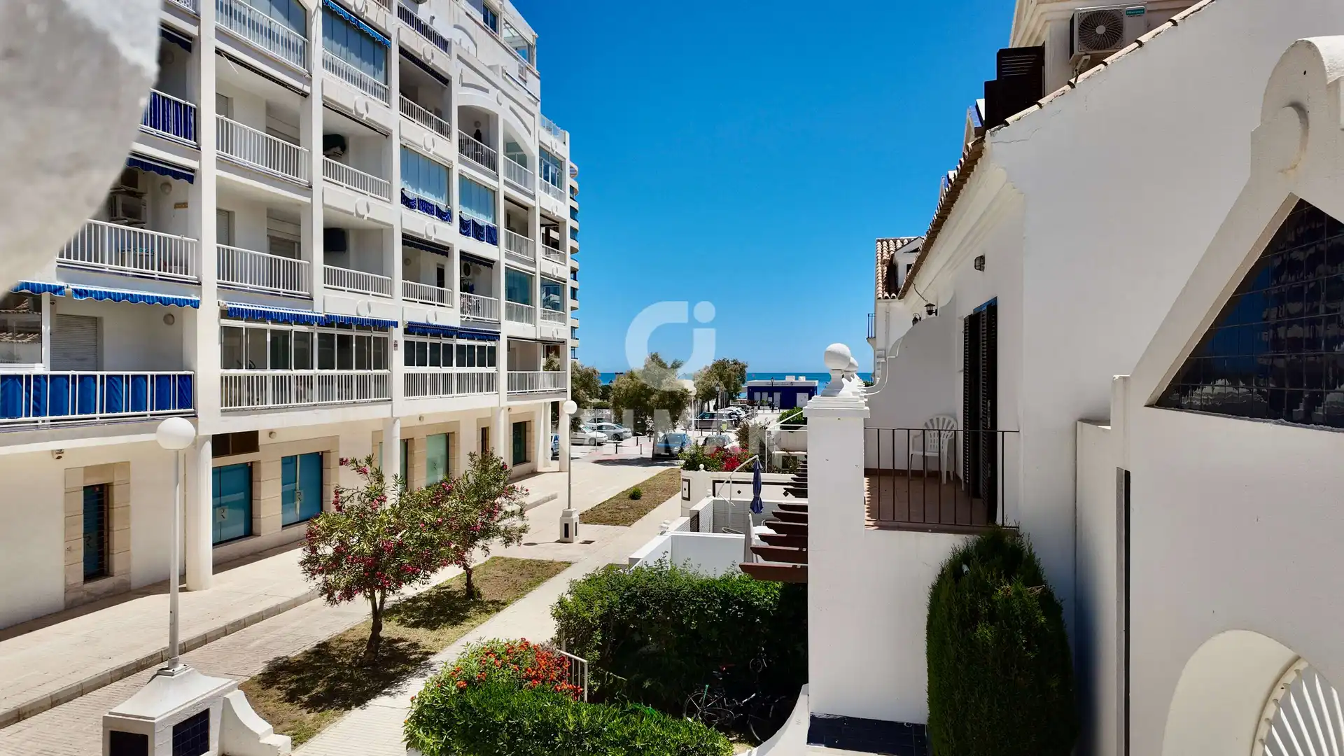 Vista exterior de Casa adosada en venda en Fuengirola amb Jardí privat i Piscina