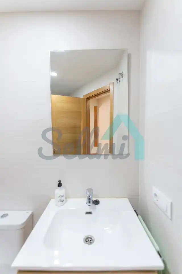 Bathroom of Flat for rent in Oviedo   with Heating, Parquet flooring and Storage room