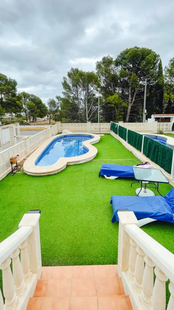 Piscina de Casa adosada en venda en La Nucia amb Aire condicionat, Jardí privat i Terrassa