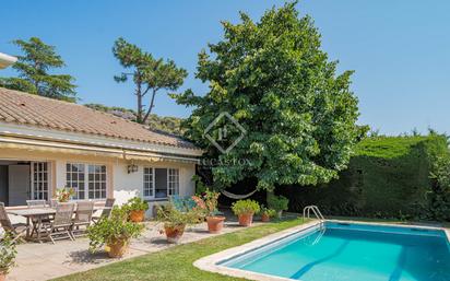 Vista exterior de Casa o xalet en venda en Cabrils amb Terrassa i Piscina