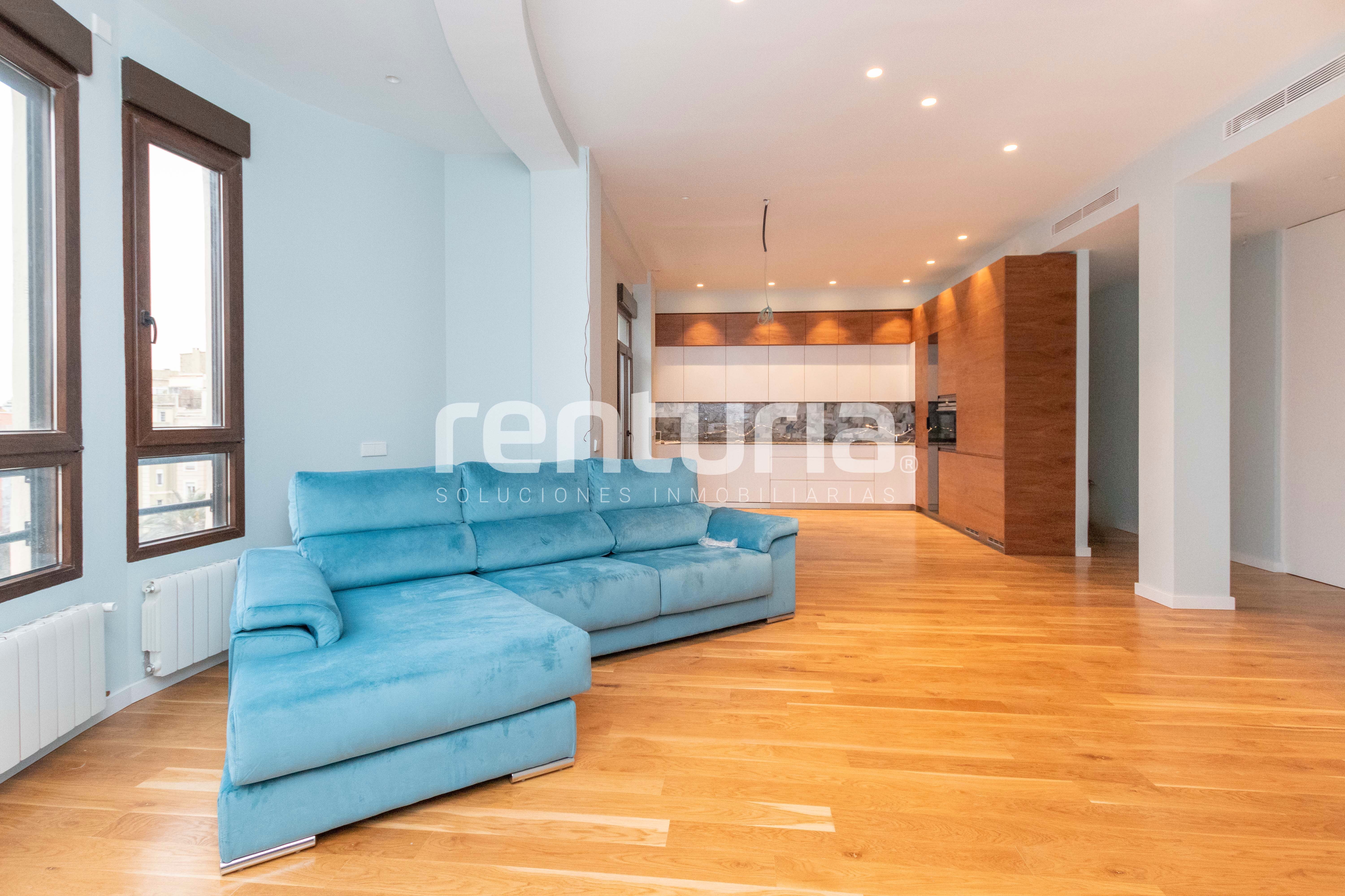 Living room of Attic for sale in  Valencia Capital  with Air Conditioner, Heating and Parquet flooring