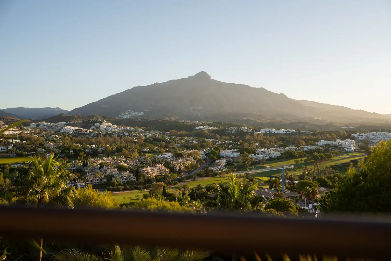 Vista exterior de Àtic en venda en Marbella amb Aire condicionat, Terrassa i Piscina