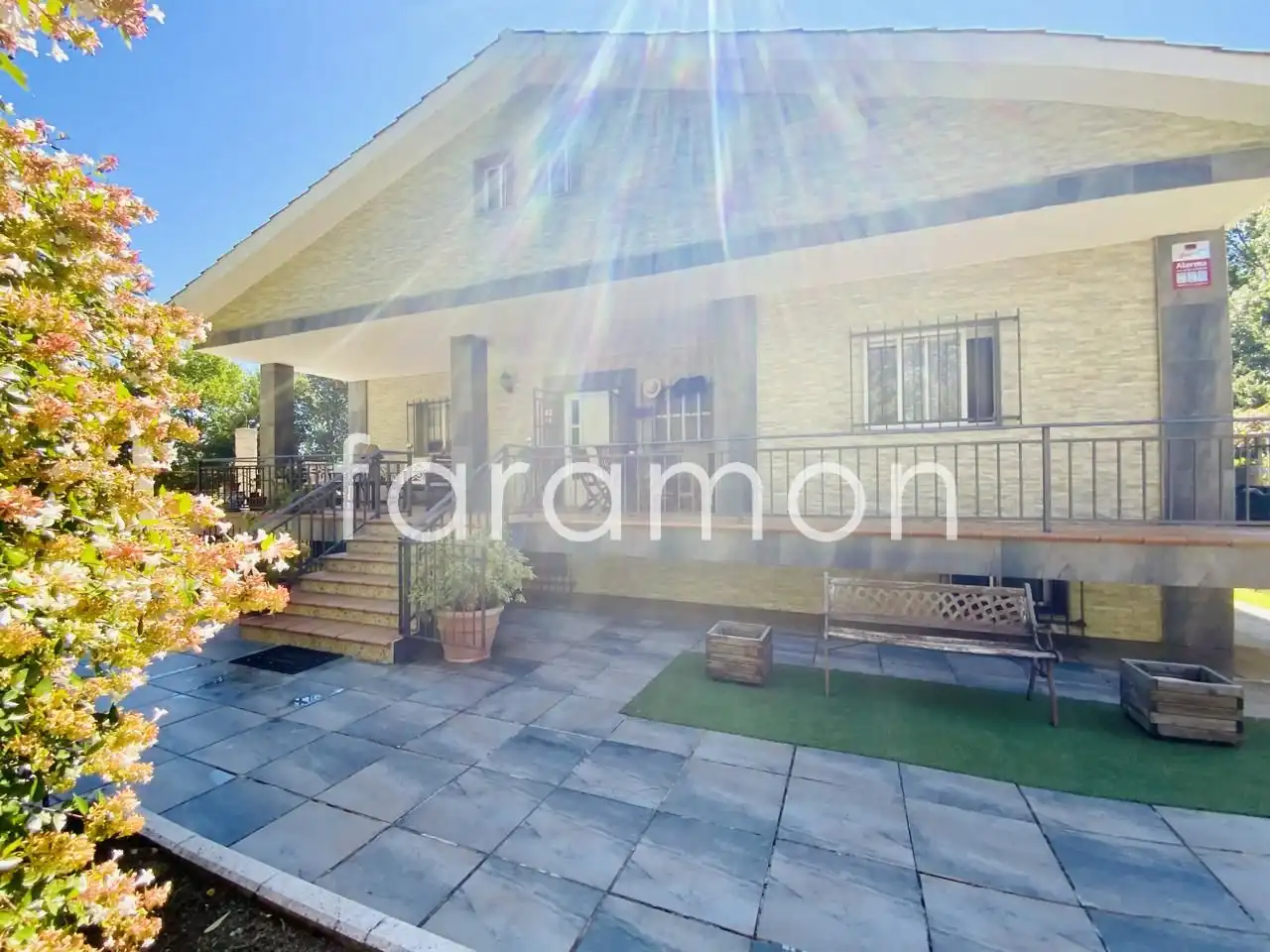 Vista exterior de Casa o chalet en venta en Carracedelo con Calefacción, Jardín privado y Terraza
