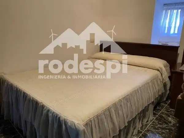 Dormitori de Casa adosada en venda en Crecente amb Calefacció, Traster i Moblat