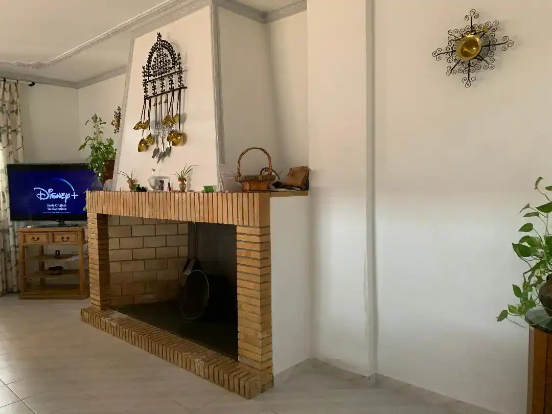 Sala d'estar de Casa adosada de lloguer en Añora amb Aire condicionat, Jardí privat i Traster