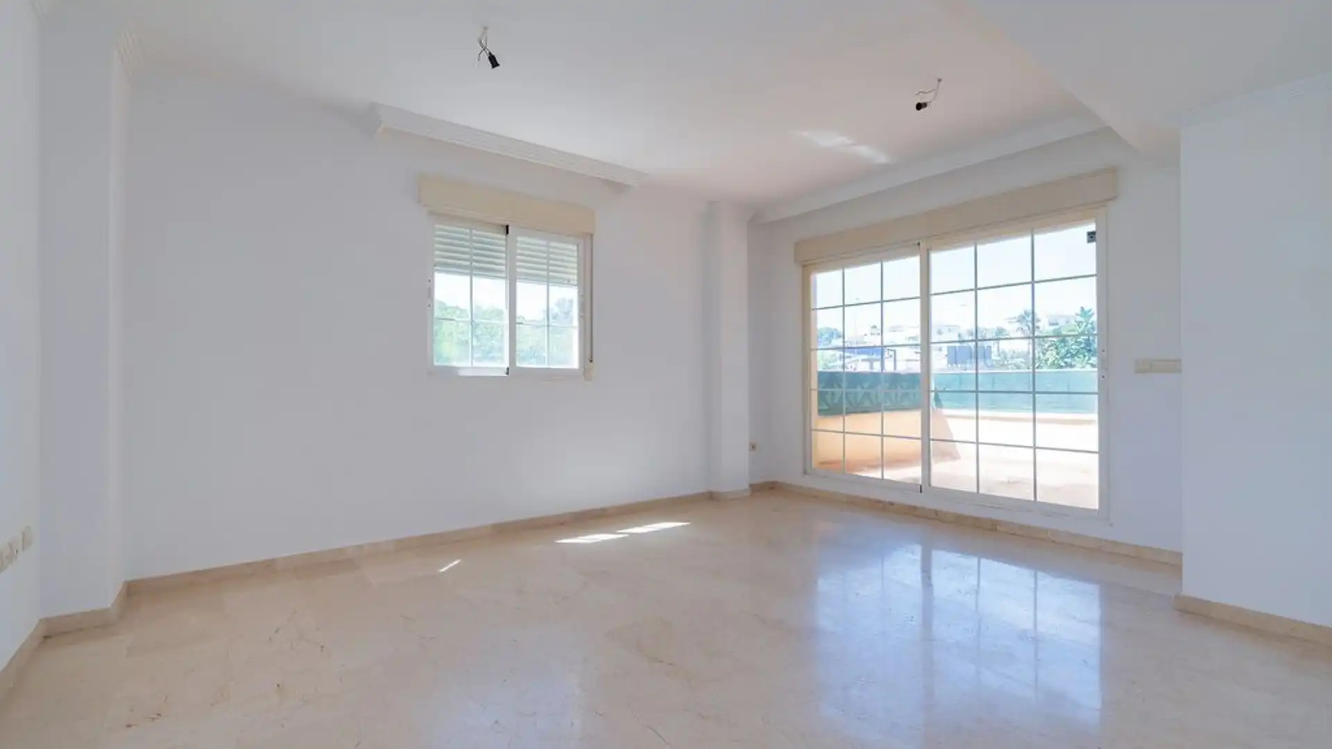 Sala d'estar de Dúplex en venda en Marbella amb Calefacció, Terrassa i Piscina comunitària