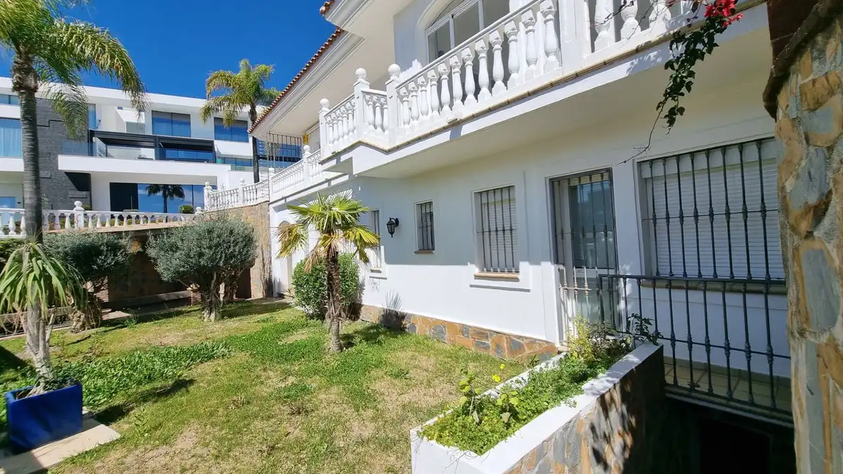 Vista exterior de Casa o xalet de lloguer en Benahavís amb Aire condicionat, Jardí privat i Terrassa