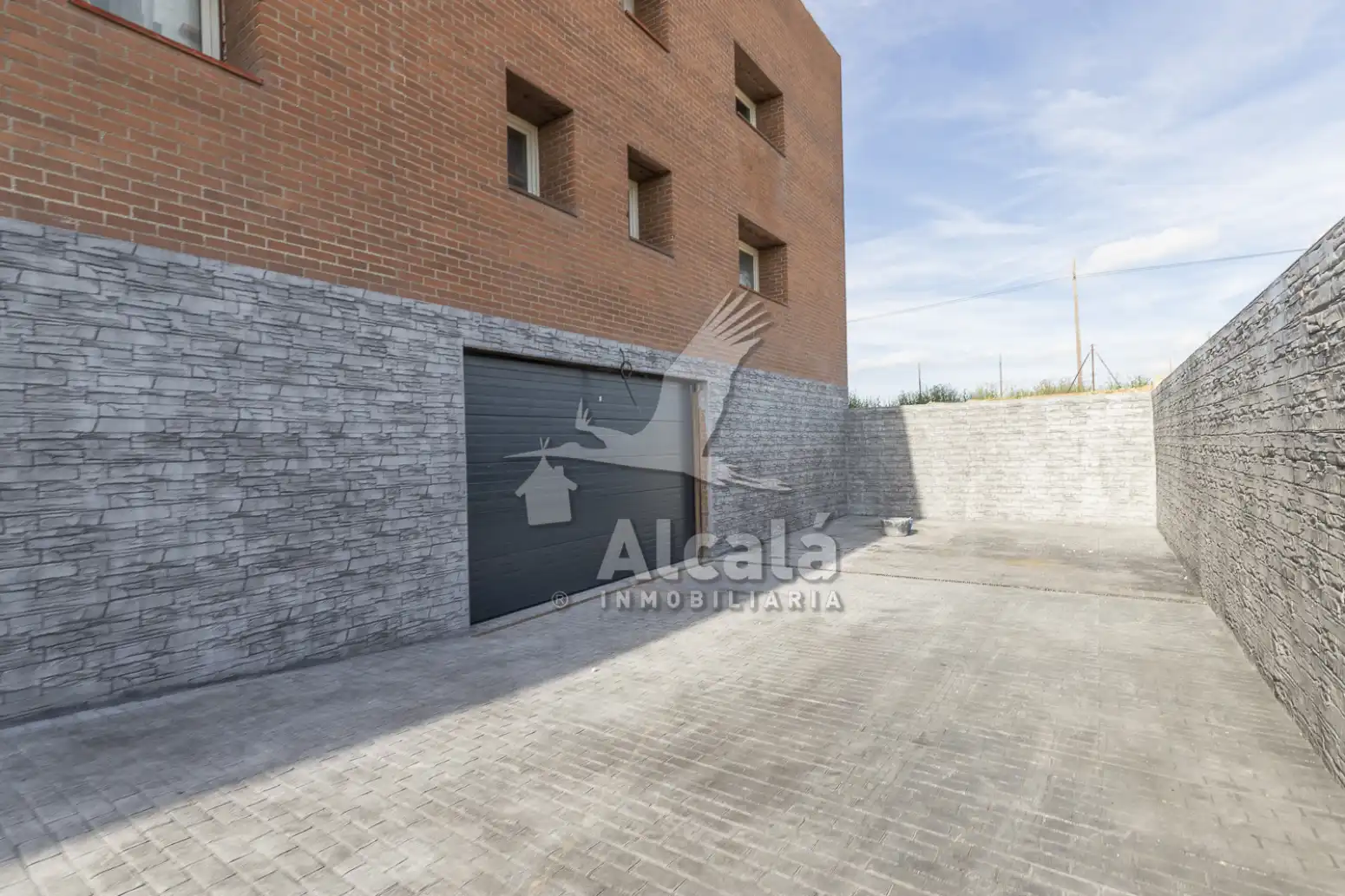 Vista exterior de Nave industrial en venta en Alcalá de Henares