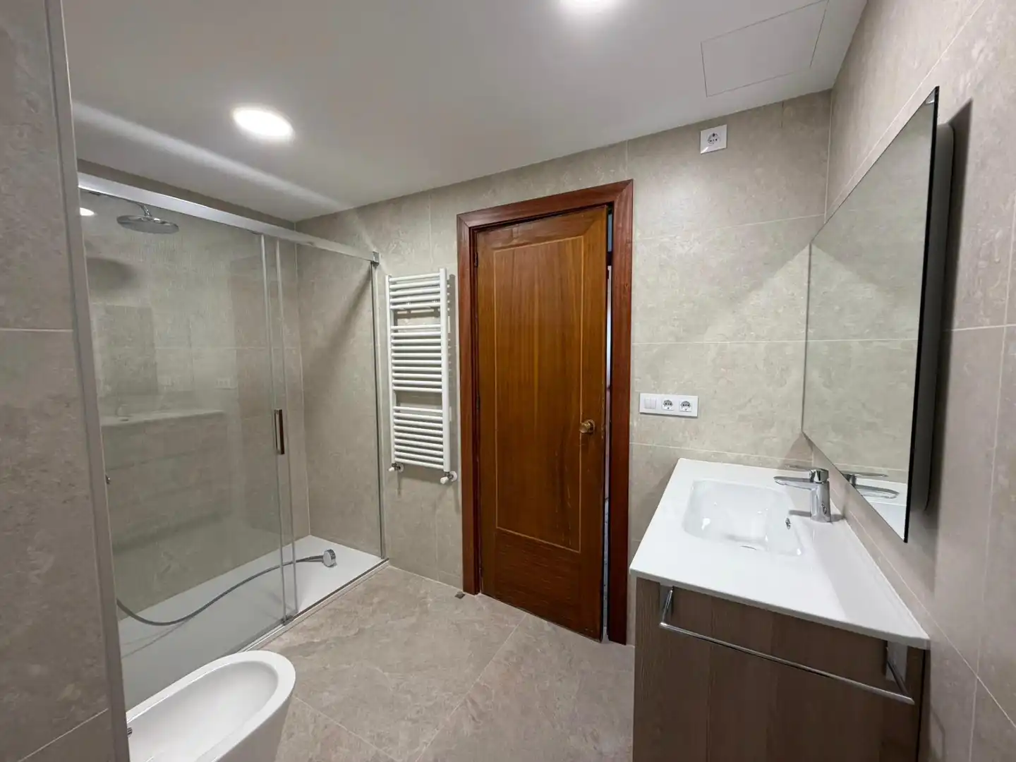 Flat for rent in Avenida AL VEDAT, Centro - Casco antiguo