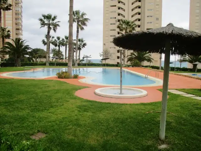 Piscina de Apartament de lloguer en El Campello amb Aire condicionat, Calefacció i Parquet