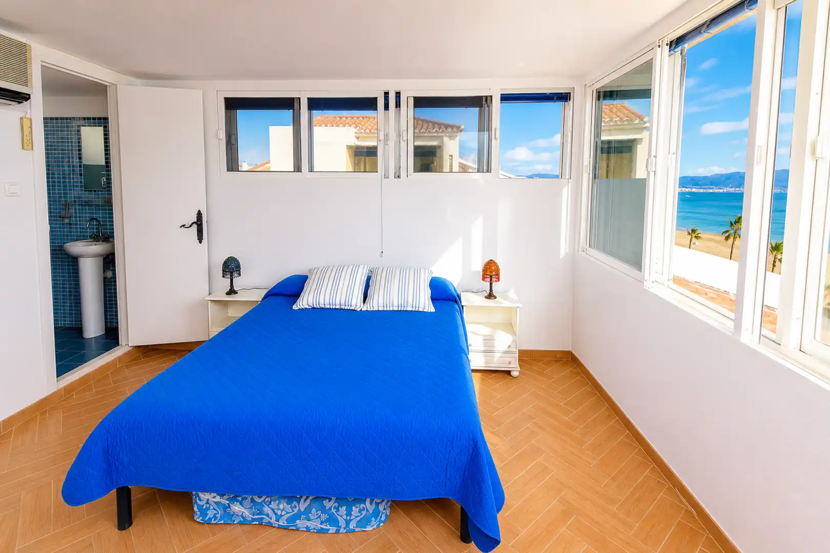 Schlafzimmer von Dachboden zum Verkauf in Manilva mit Klimaanlage, Terrasse und Schwimmbad