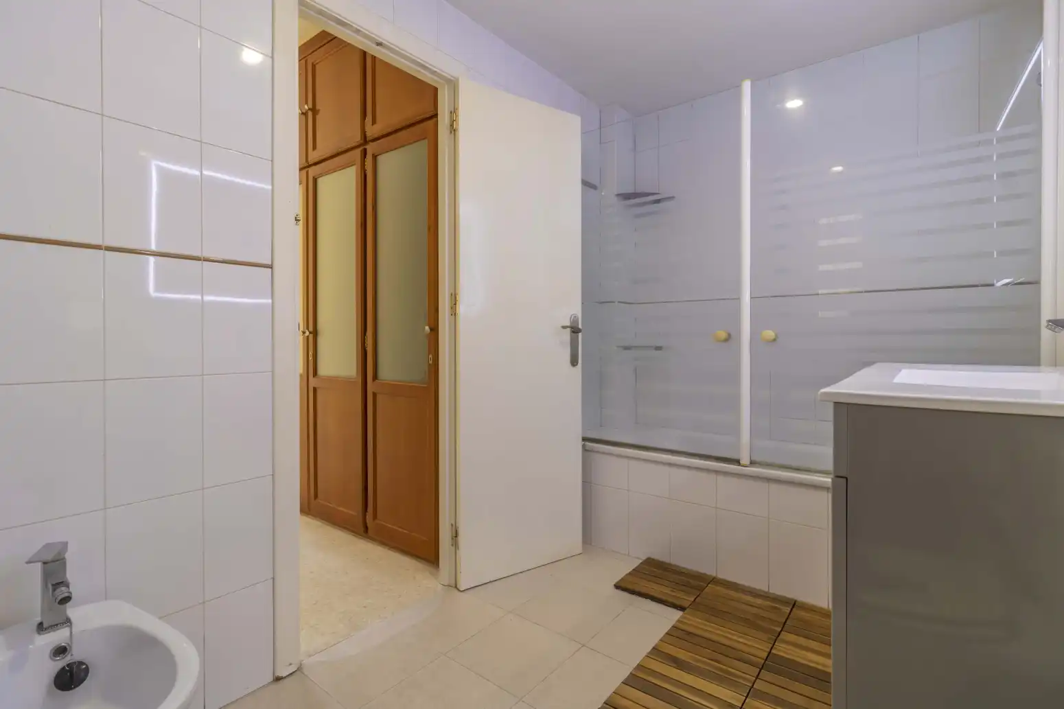 Bathroom of Flat for sale in Sevilla  with Air Conditioner and Storage room
