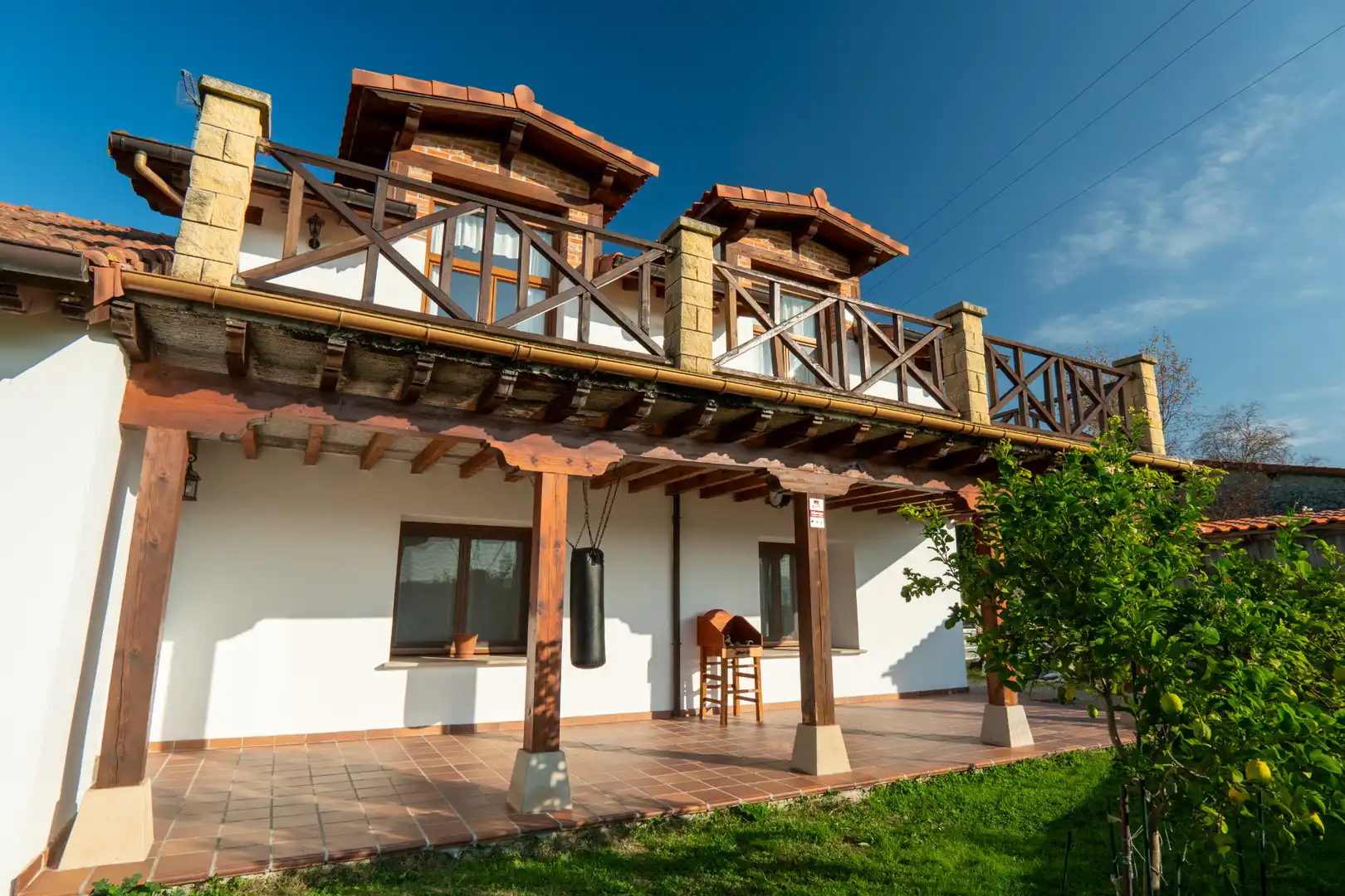Vista exterior de Casa o xalet en venda en Santillana del Mar amb Calefacció, Jardí privat i Parquet