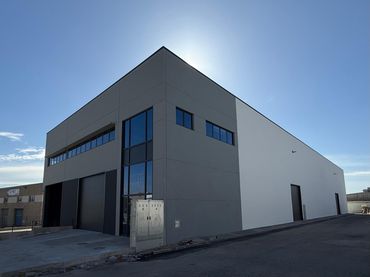 Industrial building to rent in Carrer del Pintor Tàpies