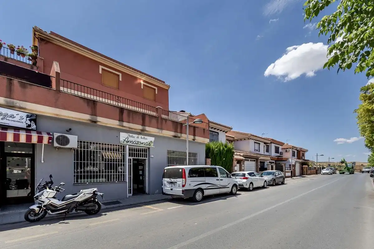 Vista exterior de Local en venda en Las Gabias amb Aire condicionat