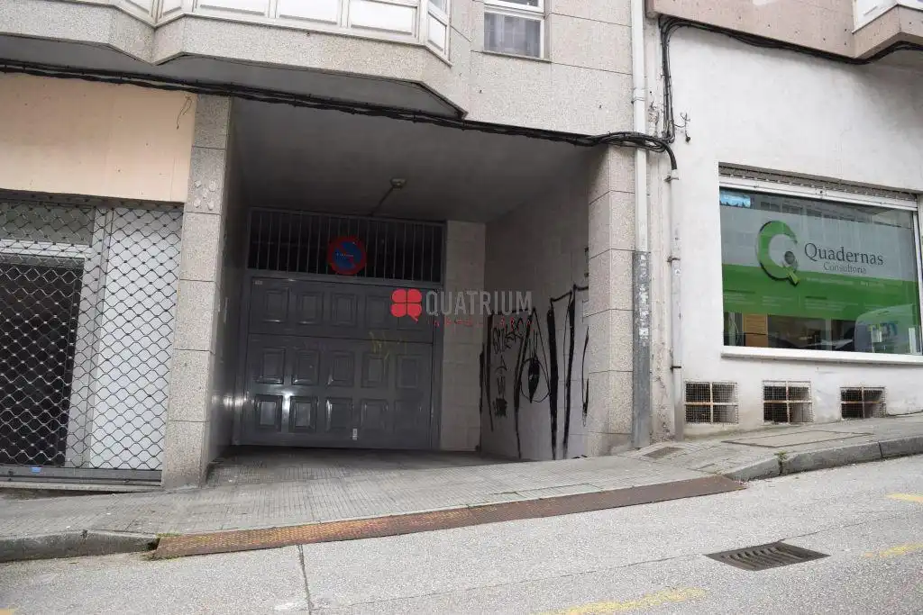 Vista exterior de Local en venta en Santiago de Compostela 