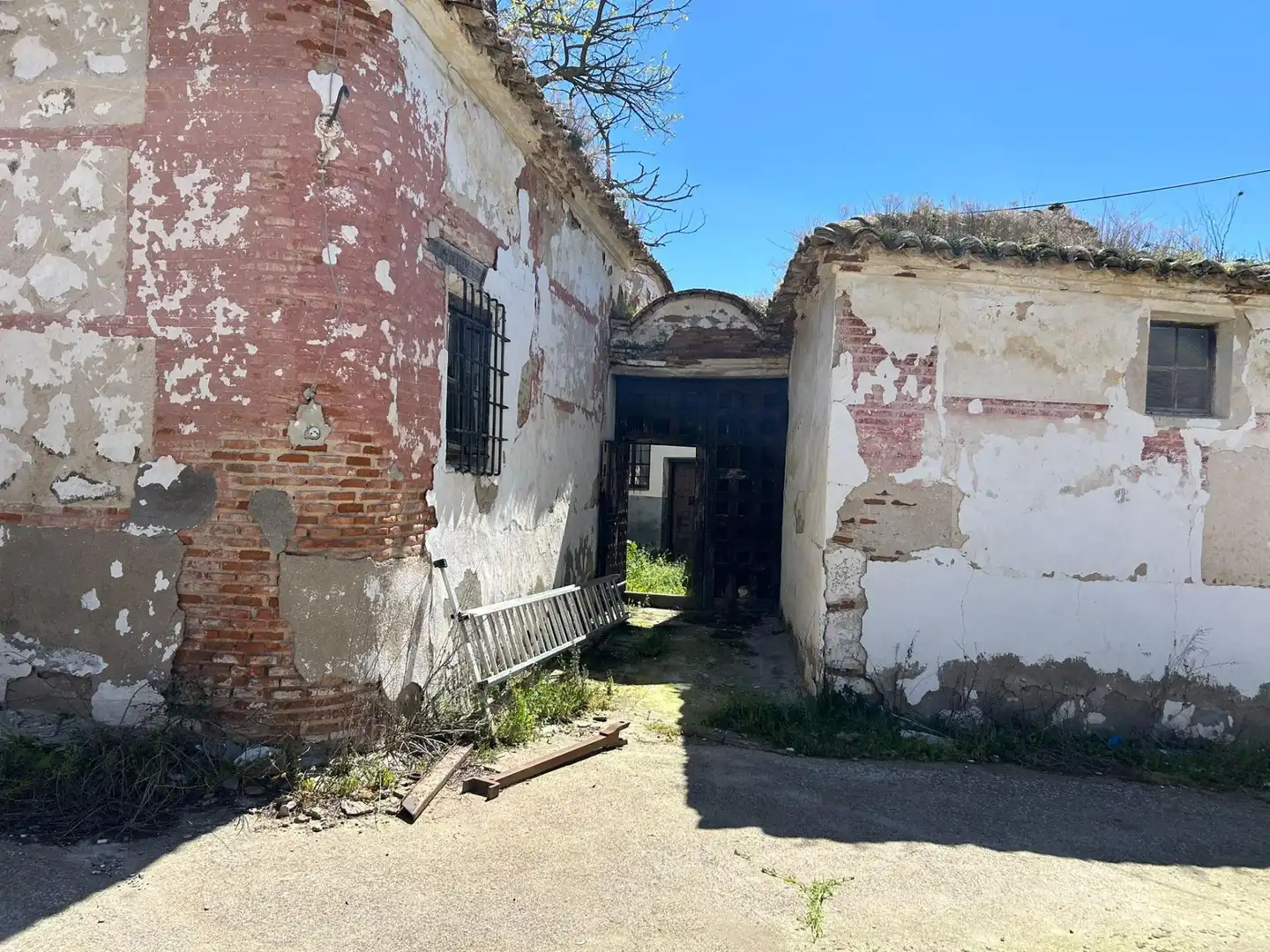 Vista exterior de Edifici en venda en Polán