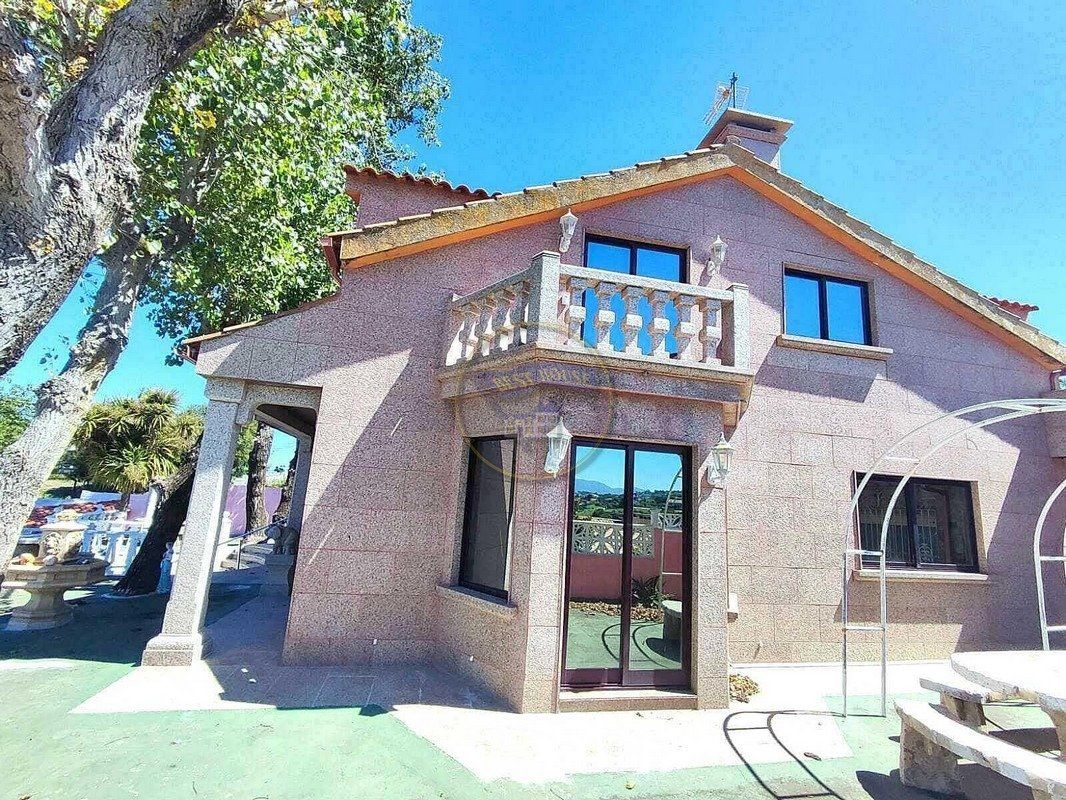Vista exterior de Casa o xalet en venda en Vigo  amb Calefacció, Jardí privat i Terrassa