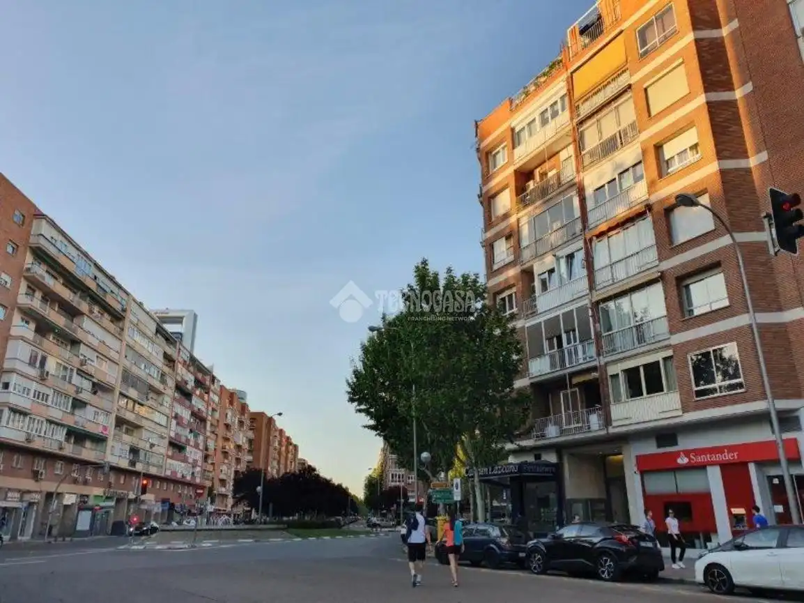Vista exterior de Local en venda en Madrid
