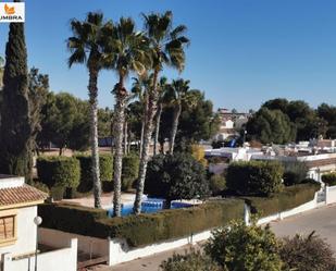 Exterior view of Single-family semi-detached for sale in Los Alcázares  with Air Conditioner, Terrace and Balcony