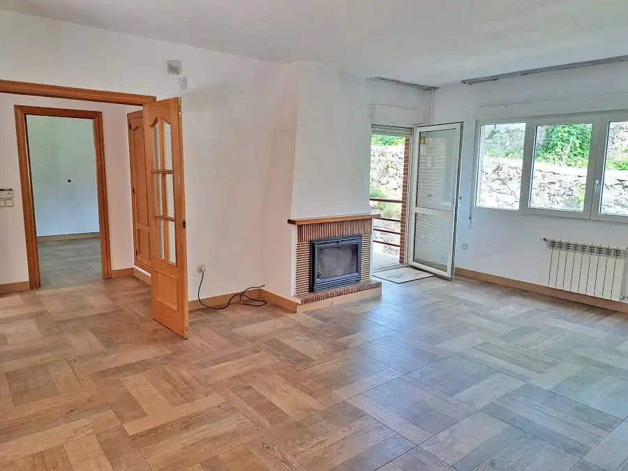 Sala d'estar de Casa adosada en venda en Torrelodones amb Calefacció, Jardí privat i Parquet