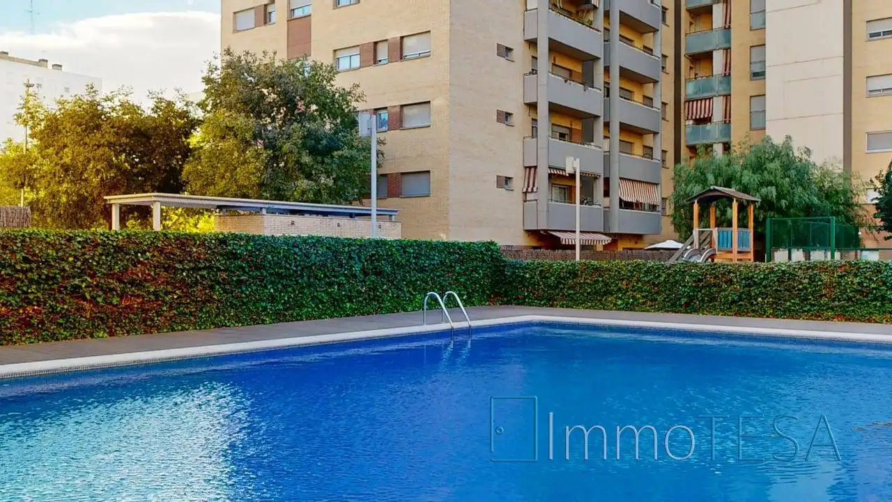 Swimming pool of Flat for sale in Barberà del Vallès  with Air Conditioner, Heating and Parquet flooring