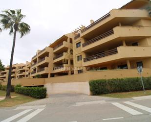 Vista exterior de Apartament en venda en Sotogrande amb Aire condicionat, Terrassa i Piscina