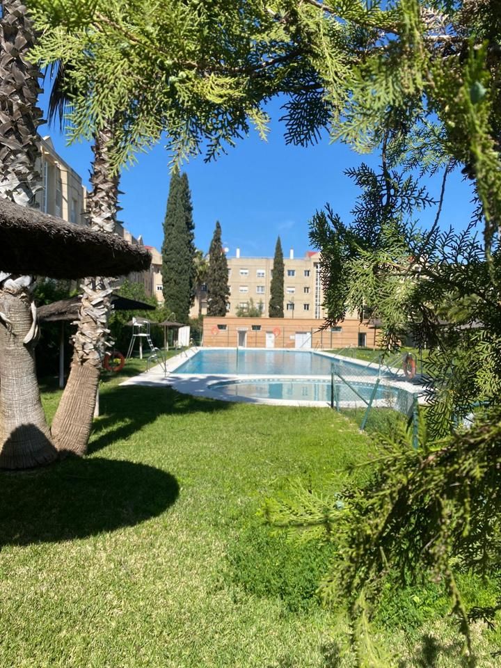 Schwimmbecken von Erdgeschoss zur Miete in Dos Hermanas mit Klimaanlage und Möbliert