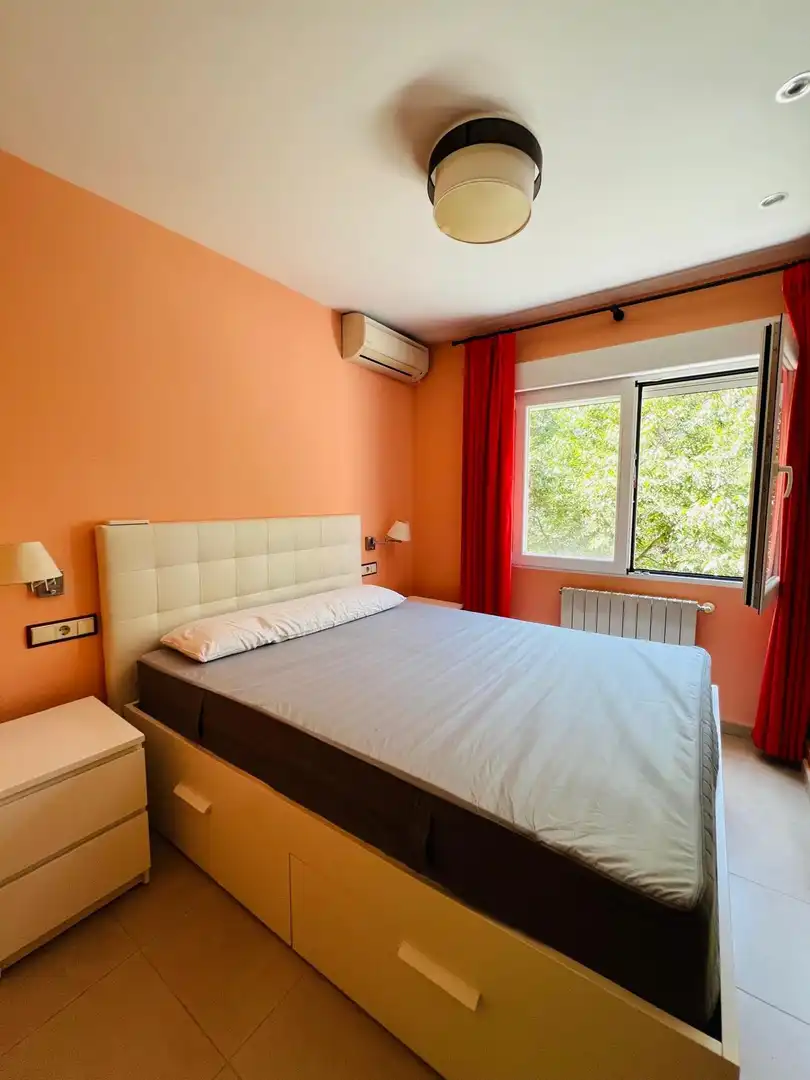 Schlafzimmer von Wohnung zur Miete in Madrid mit Klimaanlage, Heizung und Möbliert