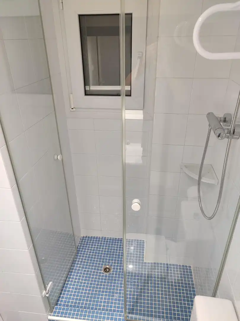 Badezimmer von Wohnung zur Miete in Sitges mit Klimaanlage, Privatgarten und Terrasse