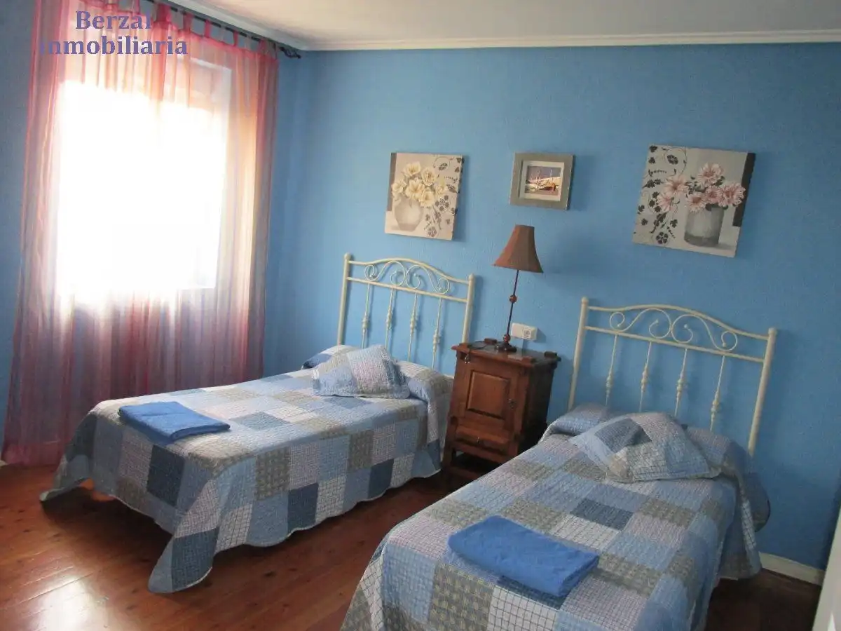 Dormitori de Casa o xalet en venda en  Logroño amb Calefacció, Jardí privat i Terrassa