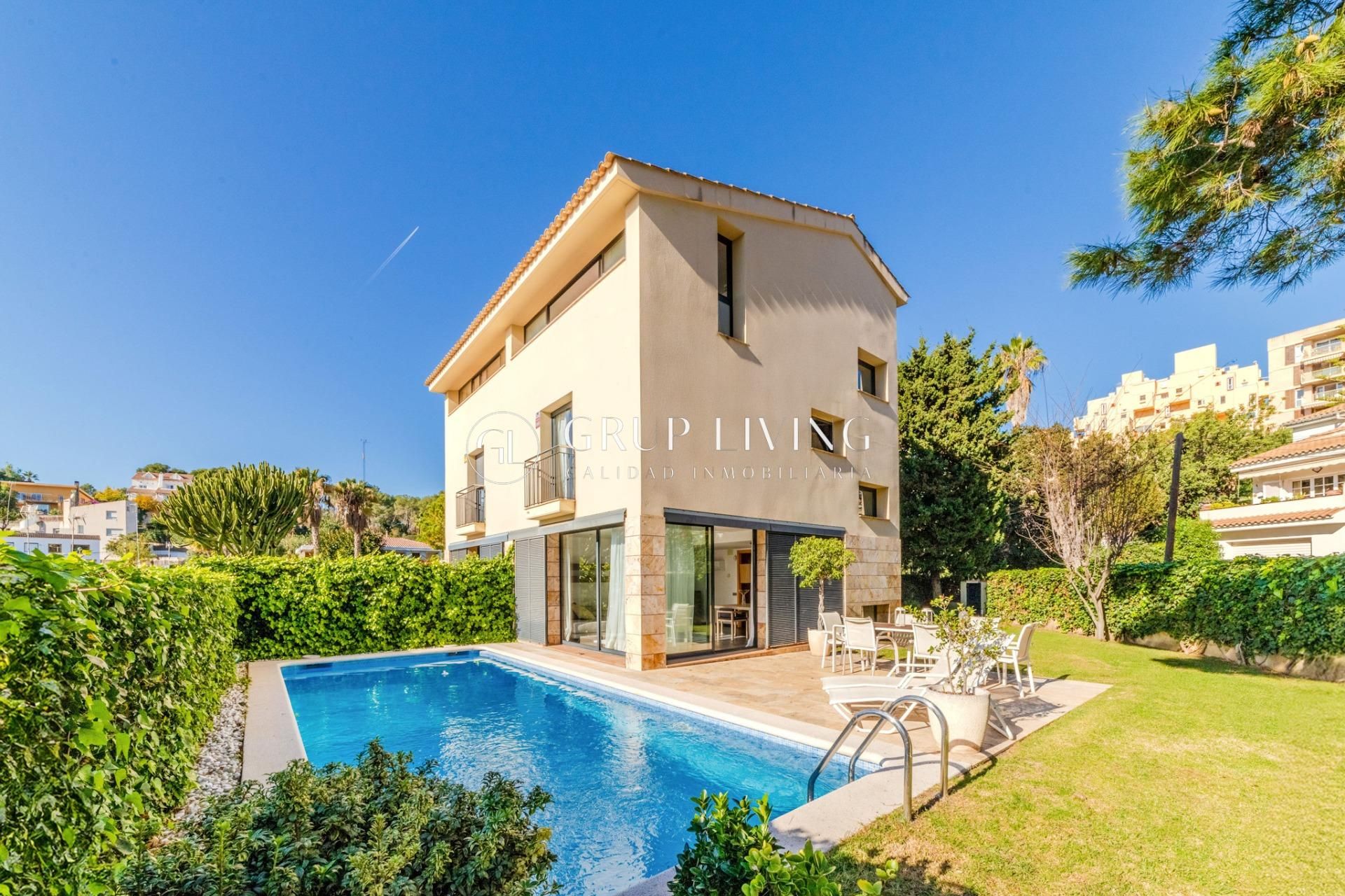 Vista exterior de Casa o xalet en venda en Sitges amb Aire condicionat, Calefacció i Jardí privat