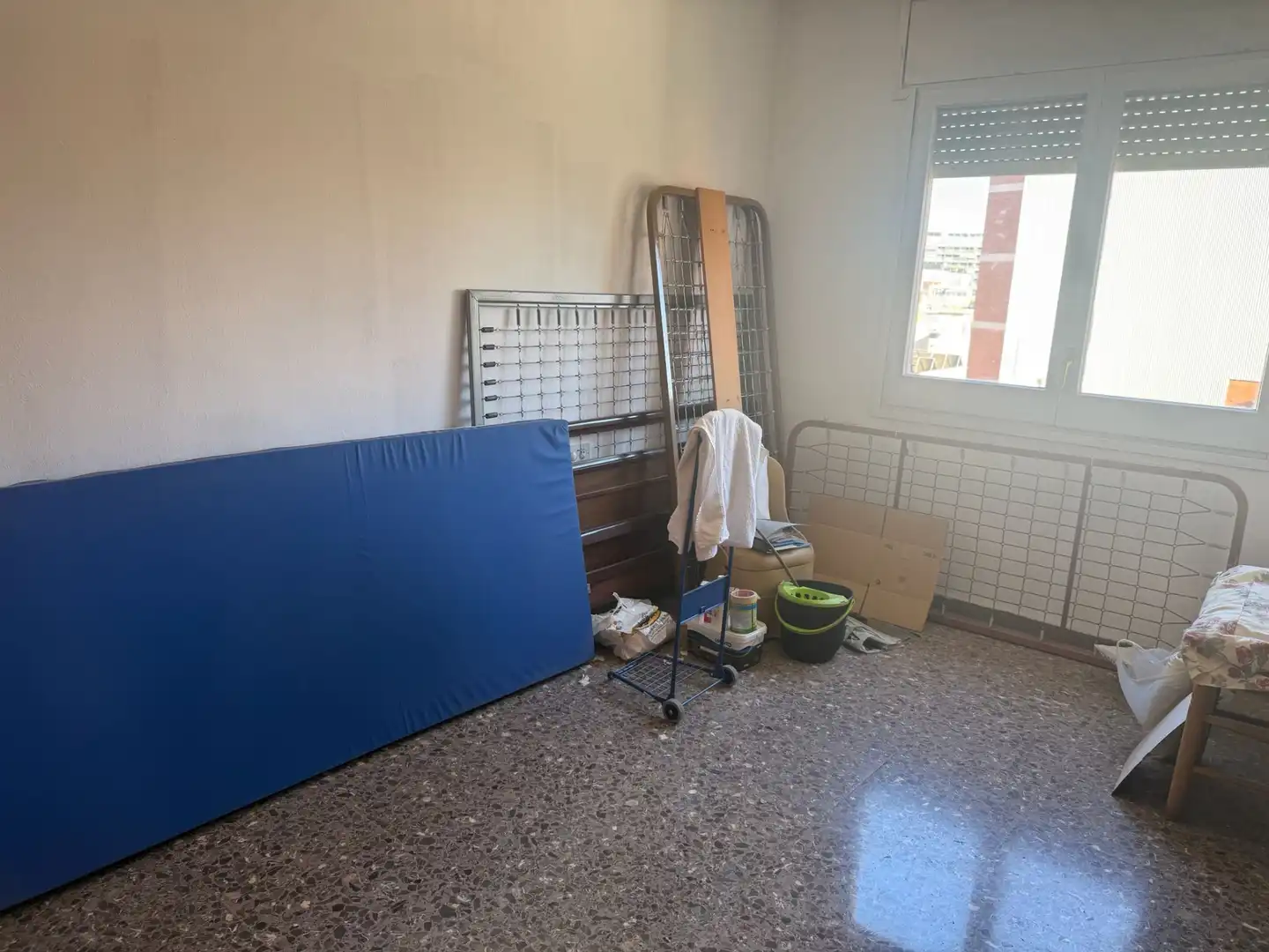 Habitación de Piso en venta en L'Hospitalet de Llobregat con Calefacción, Terraza y Alarma