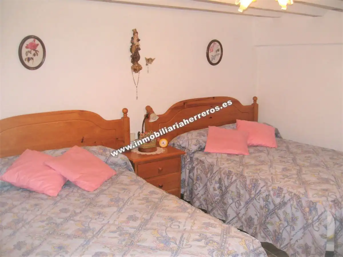 Habitación de Casa adosada en venta en Viguera con Calefacción, Parquet y Trastero