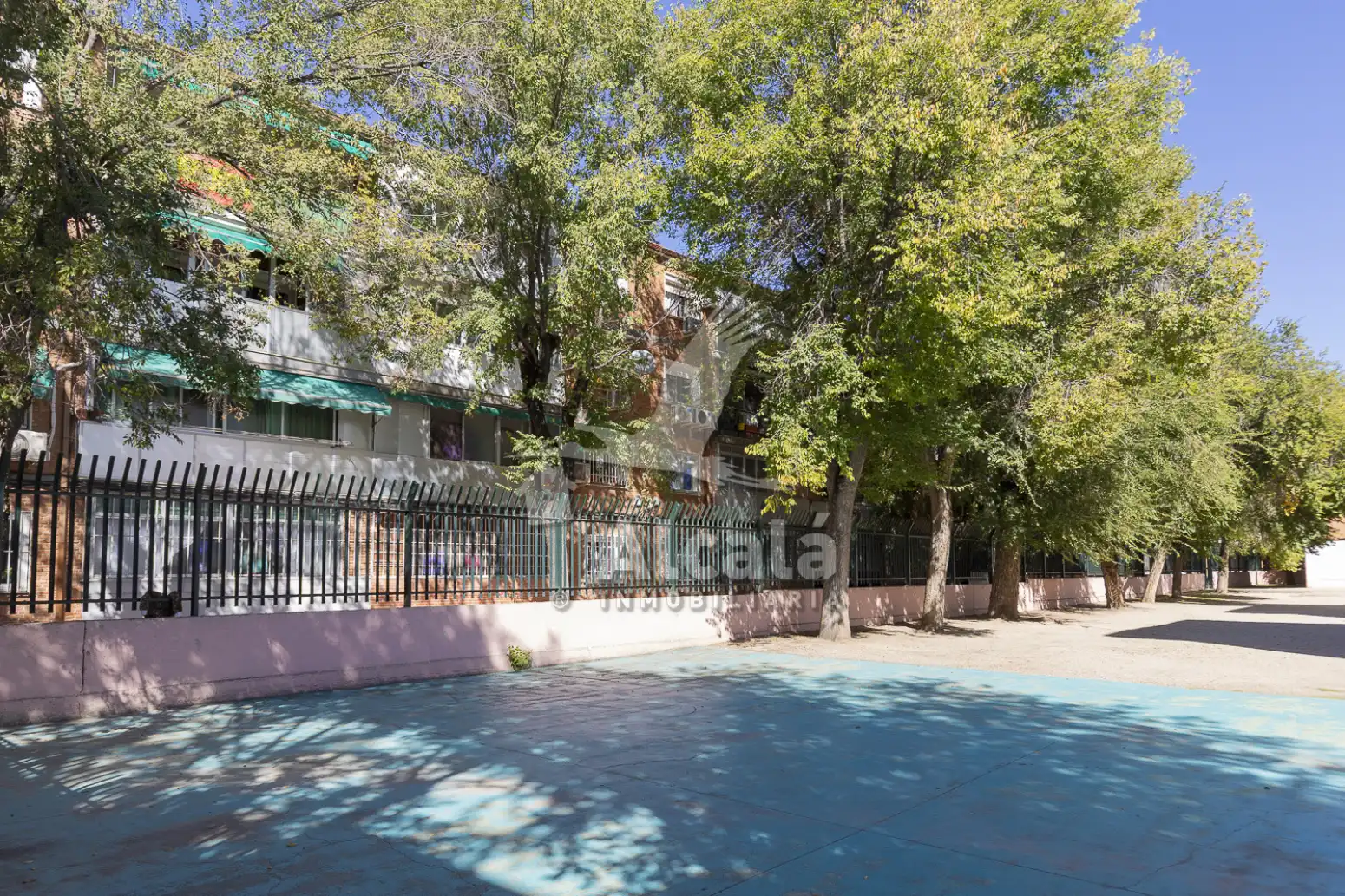 Vista exterior de Pis en venda en Reyes Católicos